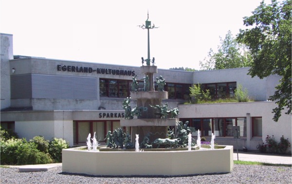 Der Egerlandbrunnen vor dem Egerland-Kulturhaus in Marktredwitz